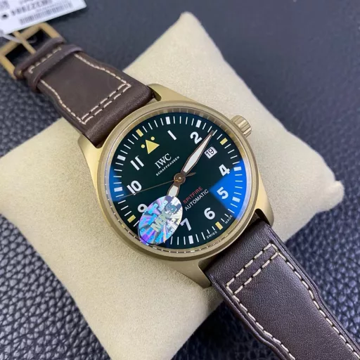 MKS Bronze Mark XVIII The Mark XVIII Spitfire watch is a shocking attack. Olive green dial, bronze shell, the overall wild and sturdy, retro and extraordinary! [Case] ​​The watch size is 39mmX10.6mm. It is made of bronze, the same as the original, and it can leave its own special traces over time. The titanium alloy bottom cover is also engraved with the 