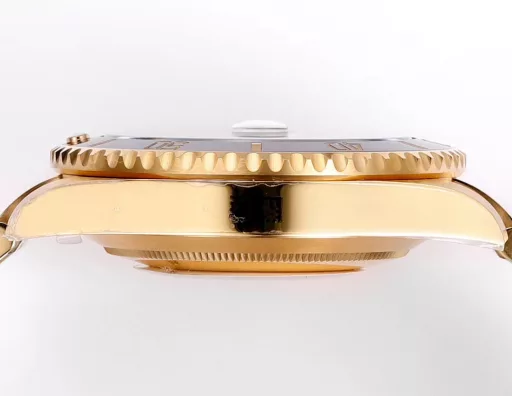 ZQ Factory 18k gold-plated watchZQ Factory🔥🔥Introduces 18k gold-plated V2 upgraded version of Submariner seriesConfiguration as follows:1: The only 18k gold tooth ring and crown on the market that use ip vacuum packing/free replacement if discoloration occurs.2: The entire watch is made of imported 904L steel, and the gold part of the gold-plated strap is synchronized with the original side without white leakage/distinguishing from other products on the market.3: Original mold 1:1 replica dial, imported Swiss luminous filling powder, special craftsmanship polishing pointer: sharp and neat cut surface without burrs.4: Equipped with exclusive customized Cal.3235 paramagnetic blue hairspring movement, high-performance shock-absorbing device, and power storage time synchronized with the original.ZQ Factory is a fine product that completely solves most of the pain points of logs on the market, born only for the ultimate-ZQ Factory