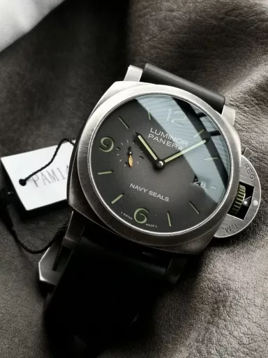 VS Limited Edition Recommendation: Panerai Lumino Series PAM01412 watch, DIW custom made, old case with black natural rubber strap, sapphire crystal glass. Gray and black gradient dial with luminous dots and hour markers. Date display at 3 o'clock and small seconds at 9 o'clock. Equipped with Cal.P.9010 automatic mechanical movement, size: 44 mm.