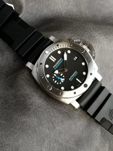 VS Limited Edition Recommendation: Panerai Submersible Series PAM01229 watch, stainless steel case with black rubber strap, frosted stainless steel unidirectional rotating bezel with scale markings, black dial, luminous numbers and hour markers, equipped with P.900 automatic mechanical movement, size: 44 mm