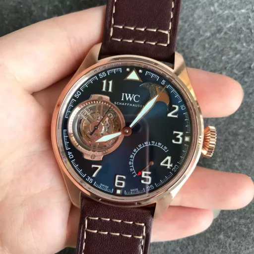 BBR's new product, the latest masterpiece, IWC Little Prince Pilot Series IW590302 watch, constant-power tourbillon!!!1⃣️ Exclusively developed 94850 movement, with a power reserve of up to 80 hours, and three functions restored to the original:(1): Constant-power tourbillon device.(2): Moon phase display at 1 o'clock.(3): Power reserve display.2⃣️ Case: Designed according to the original one-to-one depiction. Restore the original three-piece set: Whether it is the front and back of the case, the side of the case and the arc-shaped brushed polishing process are perfectly synchronized with the original. The diameter is 46mm and the thickness is 13.5mm.3⃣️ Mirror: Sapphire arched mirror.4⃣️ Hands: BBR factory spared no expense, from design to mold opening, style, and inspection multiple times to achieve a three-dimensional hand that is consistent with the original.5⃣️Strap: Made of Italian black cowhide crocodile pattern strap, hand-stitched, with details in place, paired with IWC original folding clasp, the buckle surface has clear fonts, and restores authentic details.