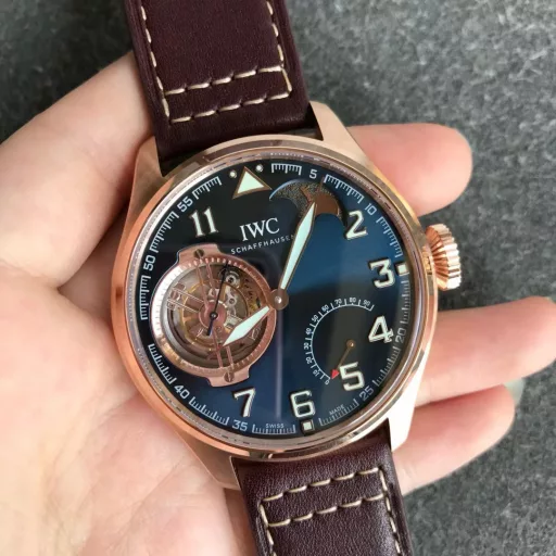 BBR's new product, the latest masterpiece, IWC Little Prince Pilot Series IW590302 watch, constant-power tourbillon!!!1⃣️ Exclusively developed 94850 movement, with a power reserve of up to 80 hours, and three functions restored to the original:(1): Constant-power tourbillon device.(2): Moon phase display at 1 o'clock.(3): Power reserve display.2⃣️ Case: Designed according to the original one-to-one depiction. Restore the original three-piece set: Whether it is the front and back of the case, the side of the case and the arc-shaped brushed polishing process are perfectly synchronized with the original. The diameter is 46mm and the thickness is 13.5mm.3⃣️ Mirror: Sapphire arched mirror.4⃣️ Hands: BBR factory spared no expense, from design to mold opening, style, and inspection multiple times to achieve a three-dimensional hand that is consistent with the original.5⃣️Strap: Made of Italian black cowhide crocodile pattern strap, hand-stitched, with details in place, paired with IWC original folding clasp, the buckle surface has clear fonts, and restores authentic details.