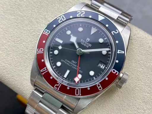 ZF's hottest wristwatch of the year [Red and blue classic, retro style] ZF shockingly launched the Tudor Biwan series Greenwich watch. The traditional design combines the Greenwich 