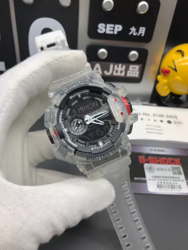 GA-400 hand-raise light Casio G-SHOCK--classic shockproof dial design👍In stock and shipped in seconds, 45-degree automatic hand-raise light function with strong visual impact🙈LCD liquid crystal display💡Stopwatch speed function accurate to 1/1000 second⌛Shockproof📣Anti-magnetic💥200 meters waterproof🏊48 city time📲Countdown⏳Alarm clock⏰Fully automatic calendar and other powerful functions📆