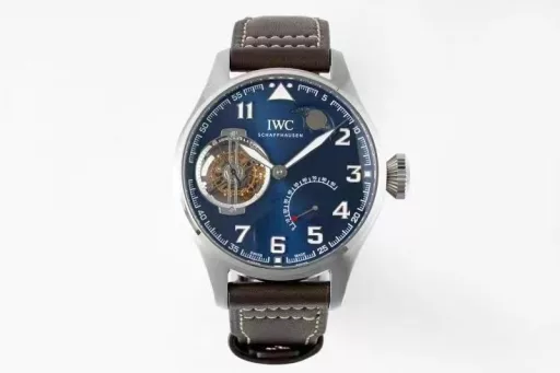 JB's new product, the latest masterpiece, IWC Little Prince Pilot Series IW590302 watch, constant-power tourbillon!!!1⃣️ Exclusively developed 94850 movement, with a power reserve of up to 80 hours, and three functions of the original are restored:(1): Constant-power tourbillon device.(2): Moon phase display at 1 o'clock.(3): Power reserve display.2⃣️ Case: Designed according to the original one-to-one depiction. Restore the original three-piece set: Whether it is the front and back of the case, the side of the case and the arc-shaped brushed polishing process are perfectly synchronized with the original. The diameter is 46.2mm and the thickness is 13.5mm.3⃣️ Mirror: Sapphire arched mirror.4⃣️ Hands: JB factory spared no expense, from design to mold opening, style, and inspection multiple times to achieve a three-dimensional hand that is consistent with the original.5⃣️Strap: Made of Italian black cowhide crocodile pattern strap, hand-stitched, with details in place, paired with IWC original folding clasp, the buckle surface has clear fonts, and restores authentic details.