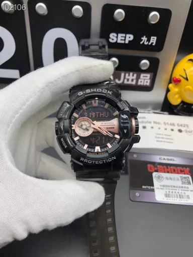 GA-400 hand-raise light Casio G-SHOCK--classic shockproof dial design👍In stock and shipped in seconds, 45-degree automatic hand-raise light function with strong visual impact🙈LCD liquid crystal display💡Stopwatch speed function accurate to 1/1000 second⌛Shockproof📣Anti-magnetic💥200 meters waterproof🏊48 city time📲Countdown⏳Alarm clock⏰Fully automatic calendar and other powerful functions📆