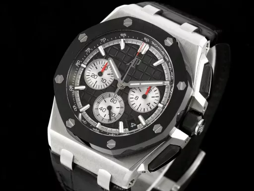 APP Audemars Piguet Royal Oak Offshore 26420 New Upgraded VersionThe new molded 43 mm case (market version 44 mm, which is the case of the old 26400) adopts a new design, a more ergonomic case, and more refined case details. It has larger polished chamfers. The 43 mm wide case has been carefully modified to accommodate the new movement with a slightly larger diameter. The case contains a set of newly designed chronograph buttons.The dial has been upgraded, the dial texture is CNC slow-washed (non-hydraulic), the finished product has clear texture, and the iconic square is now connected to each other by a cross.The calendar has been upgraded. After the movement has been modified, the original large calendar has been realized. The date window has been pushed to the edge of the dial, and the hands have also been slightly modified.The new interchangeable strap function, equipped with a quick release system, can easily change the wearing style. The rubber strap color is black, and leather straps are also available.In addition to the titanium version, the Royal Oak Offshore Chronograph 43 mm features a black ceramic bezel, creating a sharp contrast in material and color. The crown and pushers are also made of ceramic.