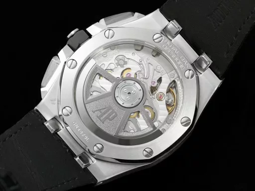 APP Audemars Piguet Royal Oak Offshore 26420 New Upgraded VersionThe new molded 43 mm case (market version 44 mm, which is the case of the old 26400) adopts a new design, a more ergonomic case, and more refined case details. It has larger polished chamfers. The 43 mm wide case has been carefully modified to accommodate the new movement with a slightly larger diameter. The case contains a set of newly designed chronograph buttons.The dial has been upgraded, the dial texture is CNC slow-washed (non-hydraulic), the finished product has clear texture, and the iconic square is now connected to each other by a cross.The calendar has been upgraded. After the movement has been modified, the original large calendar has been realized. The date window has been pushed to the edge of the dial, and the hands have also been slightly modified.The new interchangeable strap function, equipped with a quick release system, can easily change the wearing style. The rubber strap color is black, and leather straps are also available.In addition to the titanium version, the Royal Oak Offshore Chronograph 43 mm features a black ceramic bezel, creating a sharp contrast in material and color. The crown and pushers are also made of ceramic.