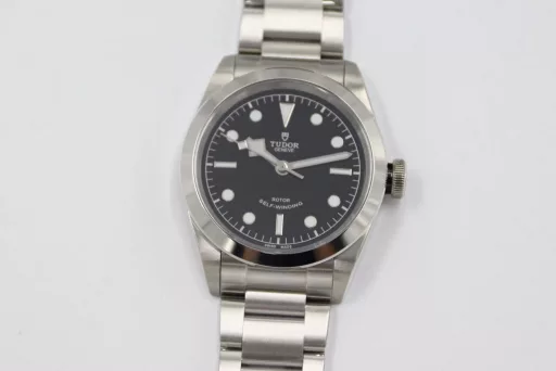 LF Tudor Biwan 79540 Series 41 Watch Updated V2 VersionThe entire watch is genuine mold casting, and the parts are 100% interchangeable.The standard size of the watch is 41mm, which is suitable for the wrist size of the general male.The upgraded version strengthens the overall polishing of the case and adopts a new customized Cal.2824 movement, which is synchronized with the original version without calendar idle gear.A belt and folding buckle can be given with the order, which is both formal and casual, low-key but not mediocre, steady but not agile.