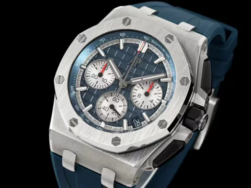 APP Audemars Piguet Royal Oak Offshore 26420 New Upgraded VersionThe new molded 43 mm case (market version 44 mm, which is the case of the old 26400) adopts a new design, more ergonomic case, and more refined case details. It has larger polished chamfers. The 43 mm wide case has been carefully modified to accommodate the new movement with a slightly larger diameter. The case contains a set of newly designed chronograph buttons.The dial is upgraded, the dial texture is CNC slow washing (non-hydraulic), the finished product texture is clear, and the iconic square is now connected to each other by a cross.The calendar is upgraded. After the modification of the movement, the original large calendar is realized. The date window is pushed to the edge of the dial, and the hands are also slightly modified.The new interchangeable strap function is equipped with a quick release system, which can easily change the wearing style. The rubber strap color is black, and there is also a leather strap available.In addition to the titanium version, the Royal Oak Offshore Chronograph 43 mm features a black ceramic bezel, creating a sharp contrast in material and color. The crown and pushers are also made of ceramic.