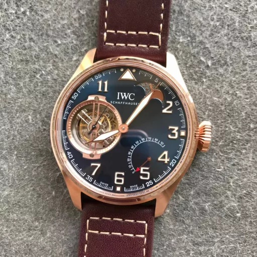 BBR's new product, the latest masterpiece, IWC Little Prince Pilot Series IW590302 watch, constant-power tourbillon!!!1⃣️ Exclusively developed 94850 movement, with a power reserve of up to 80 hours, and three functions restored to the original:(1): Constant-power tourbillon device.(2): Moon phase display at 1 o'clock.(3): Power reserve display.2⃣️ Case: Designed according to the original one-to-one depiction. Restore the original three-piece set: Whether it is the front and back of the case, the side of the case and the arc-shaped brushed polishing process are perfectly synchronized with the original. The diameter is 46mm and the thickness is 13.5mm.3⃣️ Mirror: Sapphire arched mirror.4⃣️ Hands: BBR factory spared no expense, from design to mold opening, style, and inspection multiple times to achieve a three-dimensional hand that is consistent with the original.5⃣️Strap: Made of Italian black cowhide crocodile pattern strap, hand-stitched, with details in place, paired with IWC original folding clasp, the buckle surface has clear fonts, and restores authentic details.