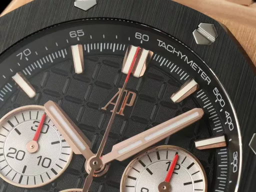 APP Audemars Piguet Royal Oak Offshore 26420 New Upgraded VersionThe new molded 43 mm case (market version 44 mm, which is the case of the old 26400) adopts a new design, a more ergonomic case, and more refined case details. It has larger polished chamfers. The 43 mm wide case has been carefully modified to accommodate the new movement with a slightly larger diameter. The case contains a set of newly designed chronograph buttons.The dial has been upgraded, the dial texture is CNC slow-washed (non-hydraulic), the finished product has clear texture, and the iconic square is now connected to each other by a cross.The calendar has been upgraded. After the movement has been modified, the original large calendar has been realized. The date window has been pushed to the edge of the dial, and the hands have also been slightly modified.The new interchangeable strap function, equipped with a quick release system, can easily change the wearing style. The rubber strap color is black, and leather straps are also available.In addition to the titanium version, the Royal Oak Offshore Chronograph 43 mm features a black ceramic bezel, creating a sharp contrast in material and color. The crown and pushers are also made of ceramic.