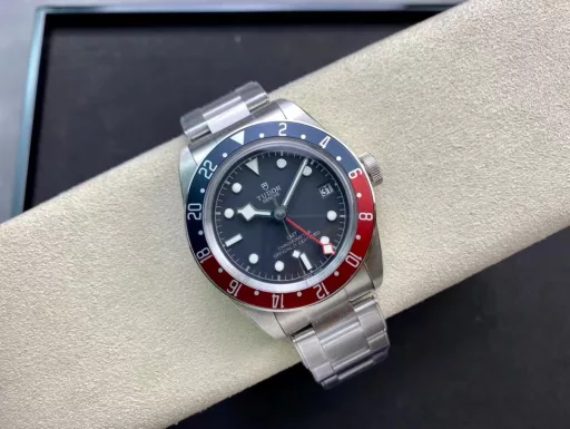 ZF's hottest wristwatch of the year [Red and blue classic, retro style] ZF shockingly launched the Tudor Biwan series Greenwich watch. The traditional design combines the Greenwich 