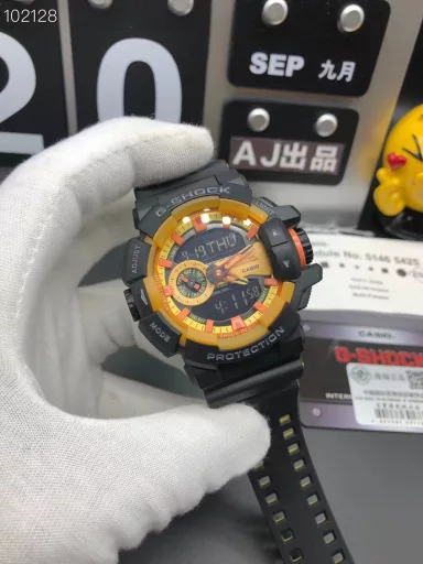 GA-400 hand-raise light Casio G-SHOCK--classic shockproof dial design👍In stock and shipped in seconds, 45-degree automatic hand-raise light function with strong visual impact🙈LCD liquid crystal display💡Stopwatch speed function accurate to 1/1000 second⌛Shockproof📣Anti-magnetic💥200 meters waterproof🏊48 city time📲Countdown⏳Alarm clock⏰Fully automatic calendar and other powerful functions📆