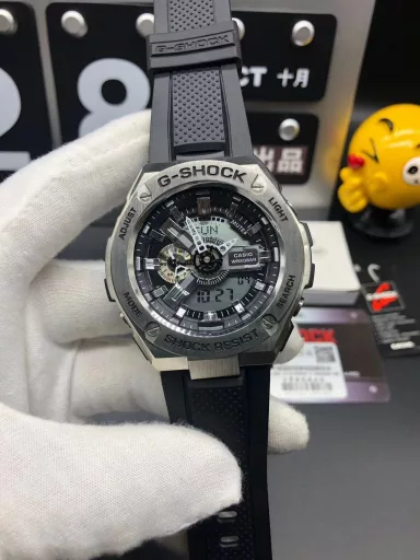 GST-400G hand-raise light Casio G-SHOCK--classic shockproof dial design👍In stock and shipped in seconds, 45-degree automatic hand-raise light function with strong visual impact🙈LCD liquid crystal display💡Stopwatch speed function accurate to 1/1000 second⌛Shockproof📣Anti-magnetic💥200 meters waterproof🏊48 city time📲Countdown⏳Alarm clock⏰Fully automatic calendar and other powerful functions📆