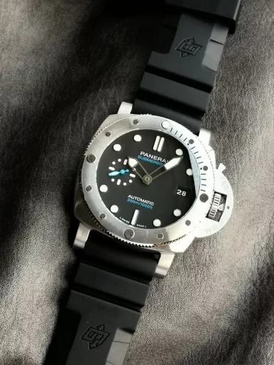 VS Limited Edition Recommendation: Panerai Submersible Series PAM01229 watch, stainless steel case with black rubber strap, frosted stainless steel unidirectional rotating bezel with scale markings, black dial, luminous numbers and hour markers, equipped with P.900 automatic mechanical movement, size: 44 mm