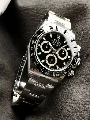 VS limited edition hot recommendation: Rolex Cosmograph Daytona series m116500ln-0002 watch (Panda Daytona), stainless steel case and bracelet, folding clasp; Oyster insurance discount with 5mm easy-adjust link extension system, outer ring black Cerachrom solid ceramic outer ring with tachymeter scale, black panda dial with snail-shaped small seconds dial, equipped with CAL.4130 automatic mechanical chronograph, size: 40 mm.