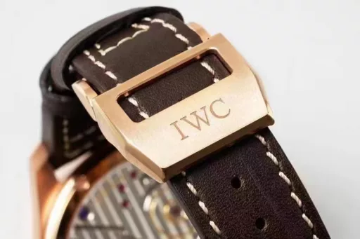 JB's new product, the latest masterpiece, IWC Little Prince Pilot Series IW590302 watch, constant-power tourbillon!!!1⃣️ Exclusively developed 94850 movement, with a power reserve of up to 80 hours, and three functions of the original are restored:(1): Constant-power tourbillon device.(2): Moon phase display at 1 o'clock.(3): Power reserve display.2⃣️ Case: Designed according to the original one-to-one depiction. Restore the original three-piece set: Whether it is the front and back of the case, the side of the case and the arc-shaped brushed polishing process are perfectly synchronized with the original. The diameter is 46.2mm and the thickness is 13.5mm.3⃣️ Mirror: Sapphire arched mirror.4⃣️ Hands: JB factory spared no expense, from design to mold opening, style, and inspection multiple times to achieve a three-dimensional hand that is consistent with the original.5⃣️Strap: Made of Italian black cowhide crocodile pattern strap, hand-stitched, with details in place, paired with IWC original folding clasp, the buckle surface has clear fonts, and restores authentic details.