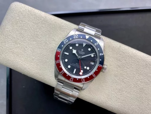 ZF's hottest wristwatch of the year [Red and blue classic, retro style] ZF shockingly launched the Tudor Biwan series Greenwich watch. The traditional design combines the Greenwich 