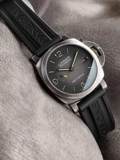 VS Limited Edition Recommendation: Panerai Lumino Series PAM01412 watch, DIW custom made, old case with black natural rubber strap, sapphire crystal glass. Gray and black gradient dial with luminous dots and hour markers. Date display at 3 o'clock and small seconds at 9 o'clock. Equipped with Cal.P.9010 automatic mechanical movement, size: 44 mm.