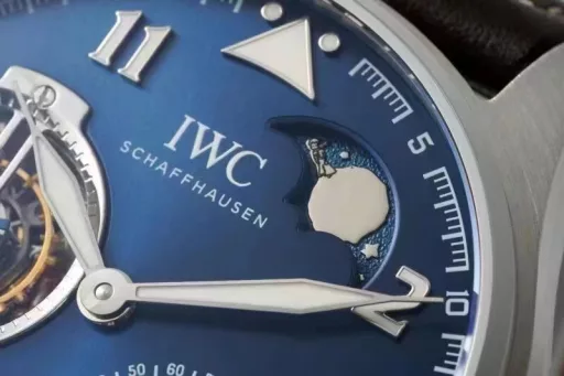 JB's new product, the latest masterpiece, IWC Little Prince Pilot Series IW590302 watch, constant-power tourbillon!!!1⃣️ Exclusively developed 94850 movement, with a power reserve of up to 80 hours, and three functions of the original are restored:(1): Constant-power tourbillon device.(2): Moon phase display at 1 o'clock.(3): Power reserve display.2⃣️ Case: Designed according to the original one-to-one depiction. Restore the original three-piece set: Whether it is the front and back of the case, the side of the case and the arc-shaped brushed polishing process are perfectly synchronized with the original. The diameter is 46.2mm and the thickness is 13.5mm.3⃣️ Mirror: Sapphire arched mirror.4⃣️ Hands: JB factory spared no expense, from design to mold opening, style, and inspection multiple times to achieve a three-dimensional hand that is consistent with the original.5⃣️Strap: Made of Italian black cowhide crocodile pattern strap, hand-stitched, with details in place, paired with IWC original folding clasp, the buckle surface has clear fonts, and restores authentic details.