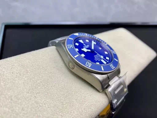 XF pays tribute to the classic legend - Tudor Tudor Submariner Blue Tomahawk (limited to 200 pieces), with the 