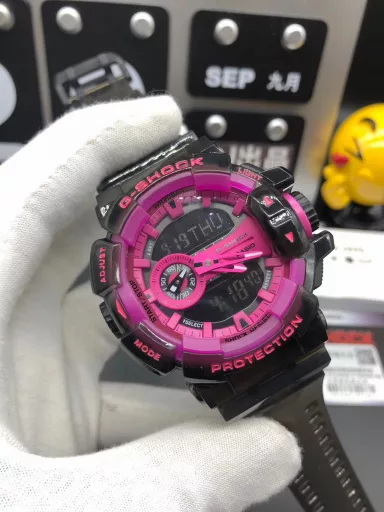 GA-400 hand-raise light Casio G-SHOCK--classic shockproof dial design👍In stock and shipped in seconds, 45-degree automatic hand-raise light function with strong visual impact🙈LCD liquid crystal display💡Stopwatch speed function accurate to 1/1000 second⌛Shockproof📣Anti-magnetic💥200 meters waterproof🏊48 city time📲Countdown⏳Alarm clock⏰Fully automatic calendar and other powerful functions📆