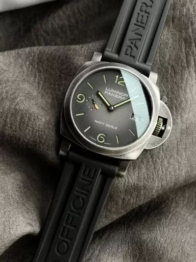 VS Limited Edition Recommendation: Panerai Lumino Series PAM01412 watch, DIW custom made, old case with black natural rubber strap, sapphire crystal glass. Gray and black gradient dial with luminous dots and hour markers. Date display at 3 o'clock and small seconds at 9 o'clock. Equipped with Cal.P.9010 automatic mechanical movement, size: 44 mm.