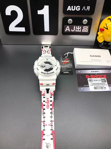 GA-110 Hand-raise Light Casio G-SHOCK--Classic shockproof dial design👍In stock and shipped immediately, 45-degree automatic hand-raise light function with strong visual impact🙈LCD liquid crystal display💡Stopwatch speed function accurate to 1/1000 second⌛Shockproof📣Anti-magnetic💥200 meters waterproof🏊48 city time📲Countdown⏳Alarm clock⏰Fully automatic calendar and other powerful functions