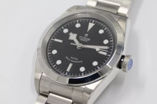 LF Tudor Biwan 79540 Series 41 Watch Updated V2 VersionThe entire watch is genuine mold casting, and the parts are 100% interchangeable.The standard size of the watch is 41mm, which is suitable for the wrist size of the general male.The upgraded version strengthens the overall polishing of the case and adopts a new customized Cal.2824 movement, which is synchronized with the original version without calendar idle gear.A belt and folding buckle can be given with the order, which is both formal and casual, low-key but not mediocre, steady but not agile.