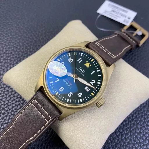 MKS Bronze Mark XVIII The Mark XVIII Spitfire watch is a shocking attack. Olive green dial, bronze shell, the overall wild and sturdy, retro and extraordinary! [Case] ​​The watch size is 39mmX10.6mm. It is made of bronze, the same as the original, and it can leave its own special traces over time. The titanium alloy bottom cover is also engraved with the 