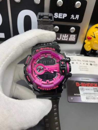 GA-400 hand-raise light Casio G-SHOCK--classic shockproof dial design👍In stock and shipped in seconds, 45-degree automatic hand-raise light function with strong visual impact🙈LCD liquid crystal display💡Stopwatch speed function accurate to 1/1000 second⌛Shockproof📣Anti-magnetic💥200 meters waterproof🏊48 city time📲Countdown⏳Alarm clock⏰Fully automatic calendar and other powerful functions📆