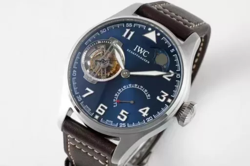 JB's new product, the latest masterpiece, IWC Little Prince Pilot Series IW590302 watch, constant-power tourbillon!!!1⃣️ Exclusively developed 94850 movement, with a power reserve of up to 80 hours, and three functions of the original are restored:(1): Constant-power tourbillon device.(2): Moon phase display at 1 o'clock.(3): Power reserve display.2⃣️ Case: Designed according to the original one-to-one depiction. Restore the original three-piece set: Whether it is the front and back of the case, the side of the case and the arc-shaped brushed polishing process are perfectly synchronized with the original. The diameter is 46.2mm and the thickness is 13.5mm.3⃣️ Mirror: Sapphire arched mirror.4⃣️ Hands: JB factory spared no expense, from design to mold opening, style, and inspection multiple times to achieve a three-dimensional hand that is consistent with the original.5⃣️Strap: Made of Italian black cowhide crocodile pattern strap, hand-stitched, with details in place, paired with IWC original folding clasp, the buckle surface has clear fonts, and restores authentic details.