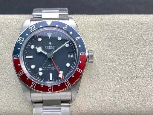 ZF's hottest wristwatch of the year [Red and blue classic, retro style] ZF shockingly launched the Tudor Biwan series Greenwich watch. The traditional design combines the Greenwich 