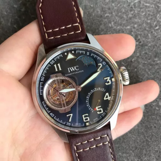 BBR's new product, the latest masterpiece, IWC Little Prince Pilot Series IW590302 watch, constant-power tourbillon!!!1⃣️ Exclusively developed 94850 movement, with a power reserve of up to 80 hours, and three functions restored to the original:(1): Constant-power tourbillon device.(2): Moon phase display at 1 o'clock.(3): Power reserve display.2⃣️ Case: Designed according to the original one-to-one depiction. Restore the original three-piece set: Whether it is the front and back of the case, the side of the case and the arc-shaped brushed polishing process are perfectly synchronized with the original. The diameter is 46mm and the thickness is 13.5mm.3⃣️ Mirror: Sapphire arched mirror.4⃣️ Hands: BBR factory spared no expense, from design to mold opening, style, and inspection multiple times to achieve a three-dimensional hand that is consistent with the original.5⃣️Strap: Made of Italian black cowhide crocodile pattern strap, hand-stitched, with details in place, paired with IWC original folding clasp, the buckle surface has clear fonts, and restores authentic details.