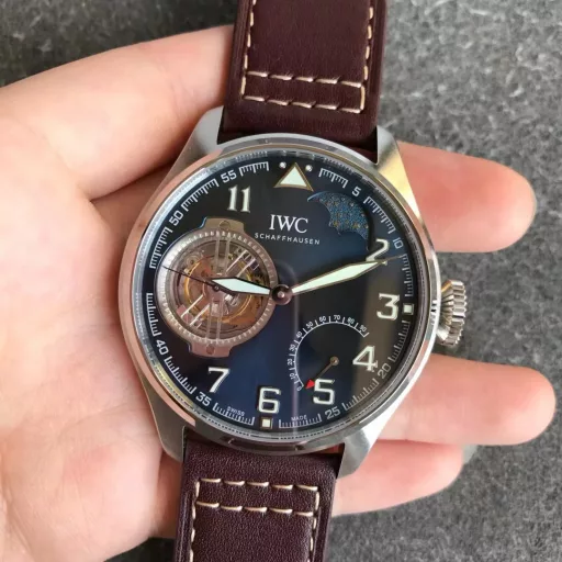 BBR's new product, the latest masterpiece, IWC Little Prince Pilot Series IW590302 watch, constant-power tourbillon!!!1⃣️ Exclusively developed 94850 movement, with a power reserve of up to 80 hours, and three functions restored to the original:(1): Constant-power tourbillon device.(2): Moon phase display at 1 o'clock.(3): Power reserve display.2⃣️ Case: Designed according to the original one-to-one depiction. Restore the original three-piece set: Whether it is the front and back of the case, the side of the case and the arc-shaped brushed polishing process are perfectly synchronized with the original. The diameter is 46mm and the thickness is 13.5mm.3⃣️ Mirror: Sapphire arched mirror.4⃣️ Hands: BBR factory spared no expense, from design to mold opening, style, and inspection multiple times to achieve a three-dimensional hand that is consistent with the original.5⃣️Strap: Made of Italian black cowhide crocodile pattern strap, hand-stitched, with details in place, paired with IWC original folding clasp, the buckle surface has clear fonts, and restores authentic details.