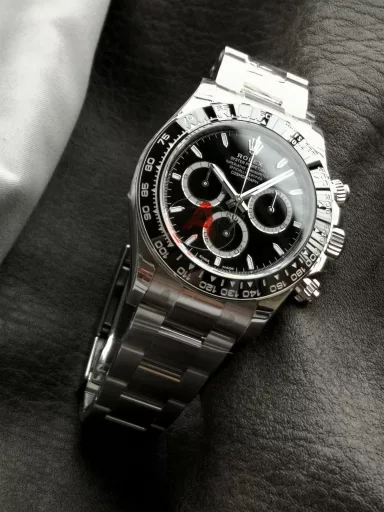 VS Limited Edition Hot Recommendation: Rolex Cosmograph Daytona Series M126500LN-0002 Watch, Oystersteel, Oystersteel, polished middle links; frosted outer links, polished edges. Oyster, three-grid solid links, folding clasp; Oyster insurance discount with 5mm easy-adjust link extension system, one-piece black Cerachrom ceramic bezel continuous casting tachymeter, screw-in, triple buckle lock triple waterproof system. Black lacquer, 18K white gold hour markers, easy-to-read Chromalight luminous (long-lasting blue light); 18K white gold hands, black lacquer marking hour and minute hands, easy-to-read Chromalight luminous (long-lasting blue light), except for the central second hand and chronograph hands. Equipped with CAL.4131 automatic mechanical chronograph, size: 40 mm