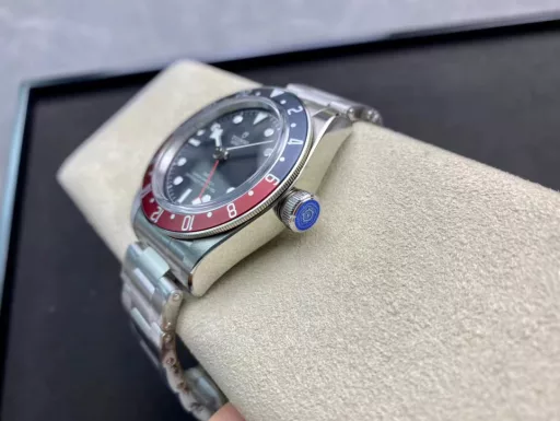 ZF's hottest wristwatch of the year [Red and blue classic, retro style] ZF shockingly launched the Tudor Biwan series Greenwich watch. The traditional design combines the Greenwich 