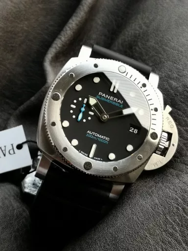 VS Limited Edition Recommendation: Panerai Submersible Series PAM01229 watch, stainless steel case with black rubber strap, frosted stainless steel unidirectional rotating bezel with scale markings, black dial, luminous numbers and hour markers, equipped with P.900 automatic mechanical movement, size: 44 mm