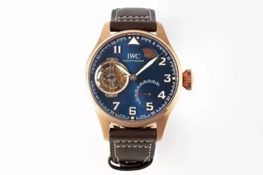 JB's new product, the latest masterpiece, IWC Little Prince Pilot Series IW590302 watch, constant-power tourbillon!!!1⃣️ Exclusively developed 94850 movement, with a power reserve of up to 80 hours, and three functions of the original are restored:(1): Constant-power tourbillon device.(2): Moon phase display at 1 o'clock.(3): Power reserve display.2⃣️ Case: Designed according to the original one-to-one depiction. Restore the original three-piece set: Whether it is the front and back of the case, the side of the case and the arc-shaped brushed polishing process are perfectly synchronized with the original. The diameter is 46.2mm and the thickness is 13.5mm.3⃣️ Mirror: Sapphire arched mirror.4⃣️ Hands: JB factory spared no expense, from design to mold opening, style, and inspection multiple times to achieve a three-dimensional hand that is consistent with the original.5⃣️Strap: Made of Italian black cowhide crocodile pattern strap, hand-stitched, with details in place, paired with IWC original folding clasp, the buckle surface has clear fonts, and restores authentic details.