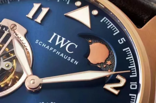 JB's new product, the latest masterpiece, IWC Little Prince Pilot Series IW590302 watch, constant-power tourbillon!!!1⃣️ Exclusively developed 94850 movement, with a power reserve of up to 80 hours, and three functions of the original are restored:(1): Constant-power tourbillon device.(2): Moon phase display at 1 o'clock.(3): Power reserve display.2⃣️ Case: Designed according to the original one-to-one depiction. Restore the original three-piece set: Whether it is the front and back of the case, the side of the case and the arc-shaped brushed polishing process are perfectly synchronized with the original. The diameter is 46.2mm and the thickness is 13.5mm.3⃣️ Mirror: Sapphire arched mirror.4⃣️ Hands: JB factory spared no expense, from design to mold opening, style, and inspection multiple times to achieve a three-dimensional hand that is consistent with the original.5⃣️Strap: Made of Italian black cowhide crocodile pattern strap, hand-stitched, with details in place, paired with IWC original folding clasp, the buckle surface has clear fonts, and restores authentic details.