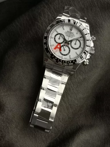 VS Limited Edition Hot Recommendation: Rolex Cosmograph Daytona Series m126500LN-0001 watch, Oystersteel, Oystersteel, polished middle links; frosted outer links, polished edges. Oyster, three-grid solid links, folding clasp; Oyster insurance discount with 5mm easy-adjust link extension system, one-piece black Cerachrom ceramic bezel continuous casting tachymeter, screw-in, triple buckle lock triple waterproof system. White lacquer, 18K white gold hour markers, easy-to-read Chromalight luminous (long-lasting blue light); 18K white gold hands, black lacquer marking hour and minute hands, easy-to-read Chromalight luminous (long-lasting blue light), except for the central second hand and chronograph hands. Equipped with CAL.4131 automatic mechanical chronograph, size: 40 mm.