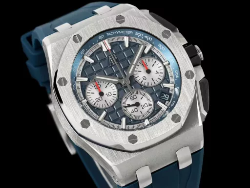 APP Audemars Piguet Royal Oak Offshore 26420 New Upgraded VersionThe new molded 43 mm case (market version 44 mm, which is the case of the old 26400) adopts a new design, more ergonomic case, and more refined case details. It has larger polished chamfers. The 43 mm wide case has been carefully modified to accommodate the new movement with a slightly larger diameter. The case contains a set of newly designed chronograph buttons.The dial is upgraded, the dial texture is CNC slow washing (non-hydraulic), the finished product texture is clear, and the iconic square is now connected to each other by a cross.The calendar is upgraded. After the modification of the movement, the original large calendar is realized. The date window is pushed to the edge of the dial, and the hands are also slightly modified.The new interchangeable strap function is equipped with a quick release system, which can easily change the wearing style. The rubber strap color is black, and there is also a leather strap available.In addition to the titanium version, the Royal Oak Offshore Chronograph 43 mm features a black ceramic bezel, creating a sharp contrast in material and color. The crown and pushers are also made of ceramic.