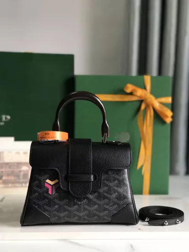 The soft version of the Saïgon mini bag evokes Goyard's unique elegance and travel spirit with its small and exquisite appearance. The style is classic and in line with the trend of contemporary people preferring to use 