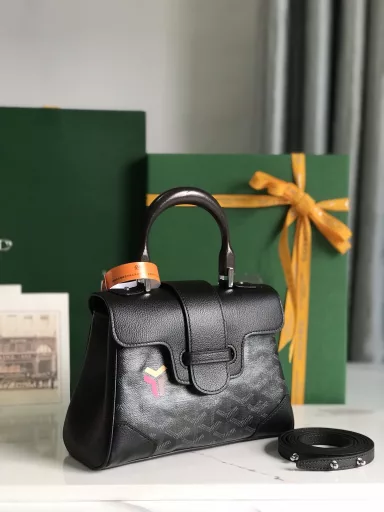 The soft version of the Saïgon mini bag evokes Goyard's unique elegance and travel spirit with its small and exquisite appearance. The style is classic and in line with the trend of contemporary people preferring to use 