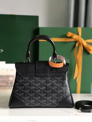 The soft version of the Saïgon mini bag evokes Goyard's unique elegance and travel spirit with its small and exquisite appearance. The style is classic and in line with the trend of contemporary people preferring to use 