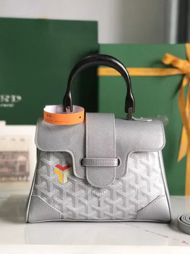 The soft version of the Saïgon mini bag evokes Goyard's unique elegance and travel spirit with its small and exquisite appearance. The style is classic and in line with the trend of contemporary people preferring to use 