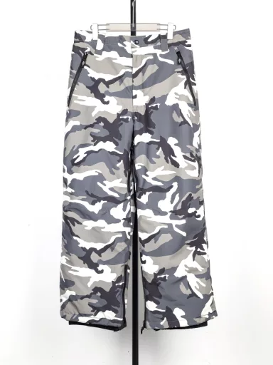 Blcg 24Fw Ski camouflage trousers were originally purchased and the woven fabric was disassembled and analyzed at the first time. By utilizing the tight weaving of microfibers and adding a waterproof coating inside the fabric, the double-layer waterproof and windproof functions inside and outside are achieved. This fabric is a special structural material used to prevent the accumulation and penetration of ice and snow. To prevent ice and snow penetration, the material has been specially treated and has excellent wear resistance. It can resist scratches and abrasions from sharp objects such as ice, snow, and rocks. The lining is filled with 1800D washed cotton, which is different from the shoddy version on the market. The washed cotton filling has good fluffiness and elasticity. It is not easy to compact when used. It is strong and durable, wrinkle-resistant and iron-free. The embroidery uses the new tatami twill lace embroidery, which is different from the wrong version of the plain needle on the market. Customized invisible waterproof zipper, woven webbing, different from the printed version on the market, 2 belts on the side, adjustable waist, five-pocket style Zipper side pockets, composite lining, mesh vents on the inside of the trouser legs, restored pattern design and detail processing, customized latest SKI trademark accessories, a full set of accessories and accessories