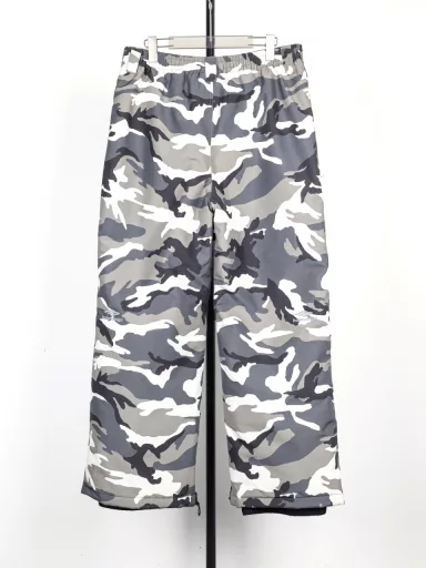 Blcg 24Fw Ski camouflage trousers were originally purchased and the woven fabric was disassembled and analyzed at the first time. By utilizing the tight weaving of microfibers and adding a waterproof coating inside the fabric, the double-layer waterproof and windproof functions inside and outside are achieved. This fabric is a special structural material used to prevent the accumulation and penetration of ice and snow. To prevent ice and snow penetration, the material has been specially treated and has excellent wear resistance. It can resist scratches and abrasions from sharp objects such as ice, snow, and rocks. The lining is filled with 1800D washed cotton, which is different from the shoddy version on the market. The washed cotton filling has good fluffiness and elasticity. It is not easy to compact when used. It is strong and durable, wrinkle-resistant and iron-free. The embroidery uses the new tatami twill lace embroidery, which is different from the wrong version of the plain needle on the market. Customized invisible waterproof zipper, woven webbing, different from the printed version on the market, 2 belts on the side, adjustable waist, five-pocket style Zipper side pockets, composite lining, mesh vents on the inside of the trouser legs, restored pattern design and detail processing, customized latest SKI trademark accessories, a full set of accessories and accessories