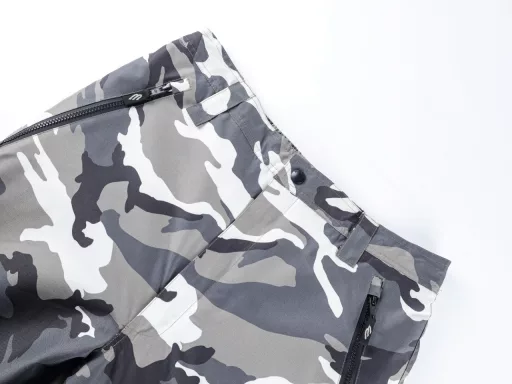 Blcg 24Fw Ski camouflage trousers were originally purchased and the woven fabric was disassembled and analyzed at the first time. By utilizing the tight weaving of microfibers and adding a waterproof coating inside the fabric, the double-layer waterproof and windproof functions inside and outside are achieved. This fabric is a special structural material used to prevent the accumulation and penetration of ice and snow. To prevent ice and snow penetration, the material has been specially treated and has excellent wear resistance. It can resist scratches and abrasions from sharp objects such as ice, snow, and rocks. The lining is filled with 1800D washed cotton, which is different from the shoddy version on the market. The washed cotton filling has good fluffiness and elasticity. It is not easy to compact when used. It is strong and durable, wrinkle-resistant and iron-free. The embroidery uses the new tatami twill lace embroidery, which is different from the wrong version of the plain needle on the market. Customized invisible waterproof zipper, woven webbing, different from the printed version on the market, 2 belts on the side, adjustable waist, five-pocket style Zipper side pockets, composite lining, mesh vents on the inside of the trouser legs, restored pattern design and detail processing, customized latest SKI trademark accessories, a full set of accessories and accessories